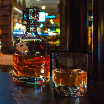 2 bouteilles de whisky en cristal décorées éco et bouchon design de luxe - Titane