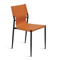 4 chaises en similicuir coloré et piètement en métal peint - Comédie