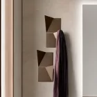 Porte-manteau mural en métal tricolore Alisea avec détails inclinés Viadurini