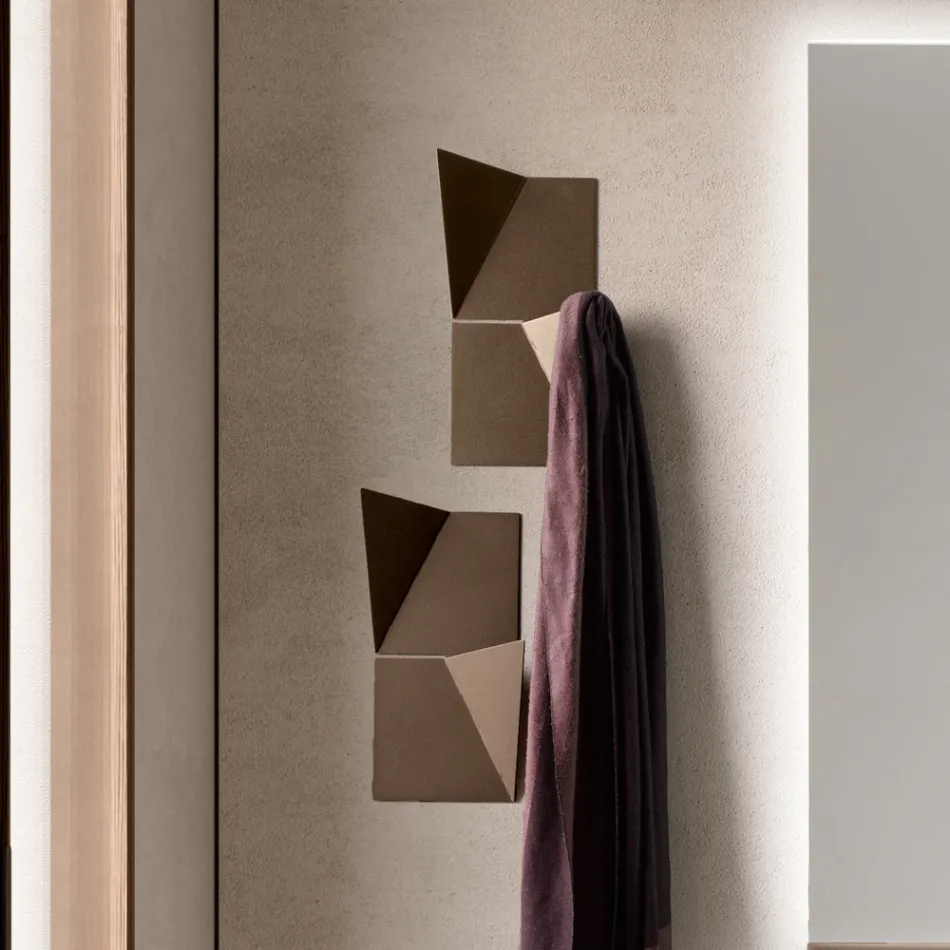 Porte-manteau mural en métal tricolore Alisea avec détails inclinés Viadurini
