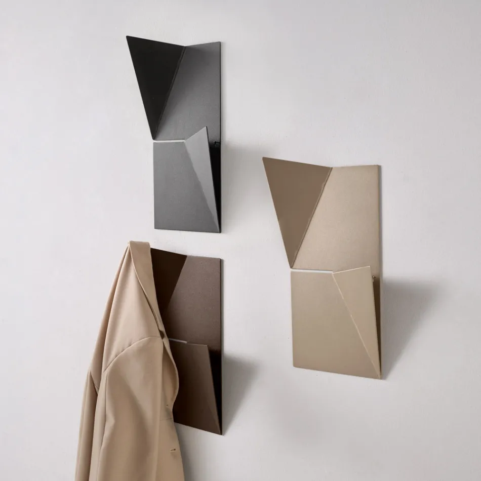 Porte-manteau mural en métal tricolore Alisea avec détails inclinés Viadurini