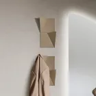 Porte-manteau mural en métal tricolore Alisea avec détails inclinés Viadurini