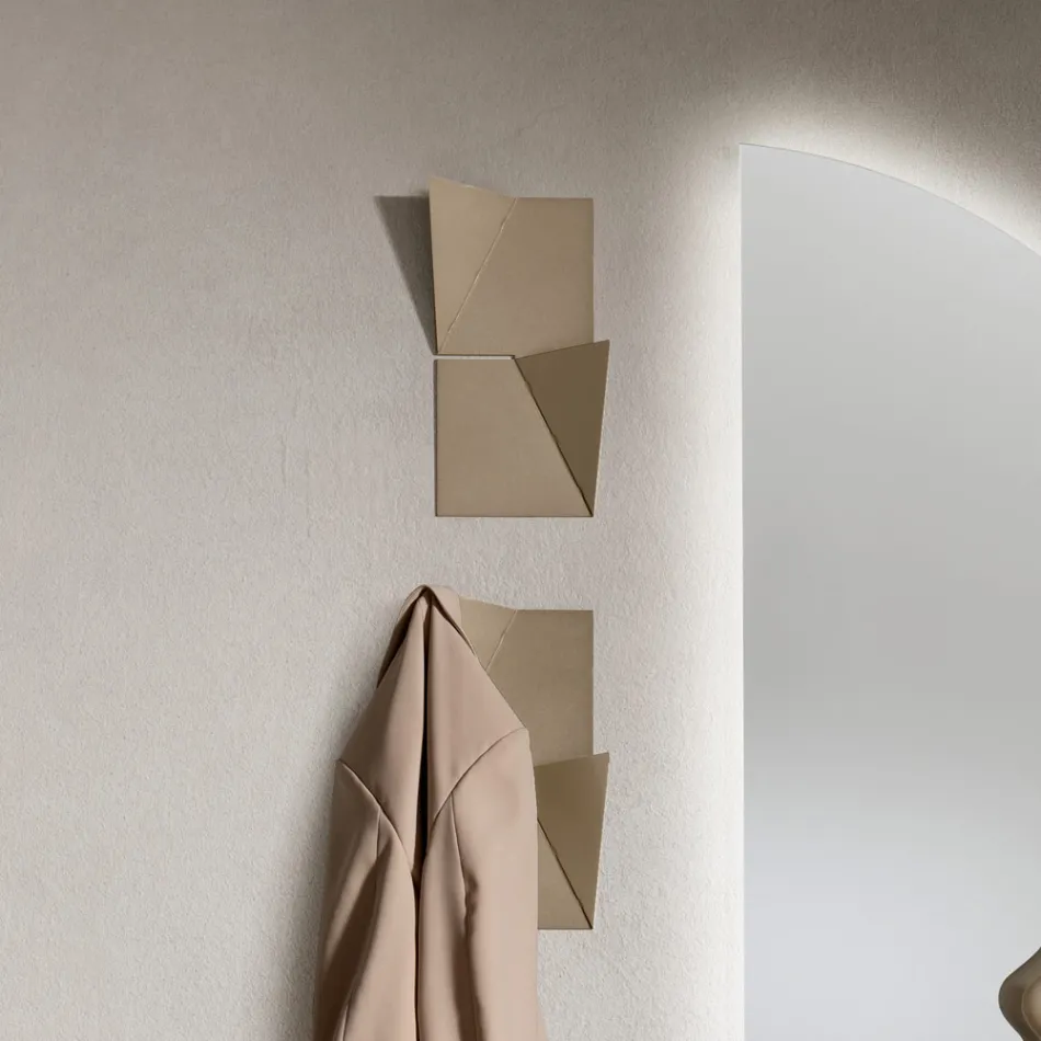 Porte-manteau mural en métal tricolore Alisea avec détails inclinés Viadurini