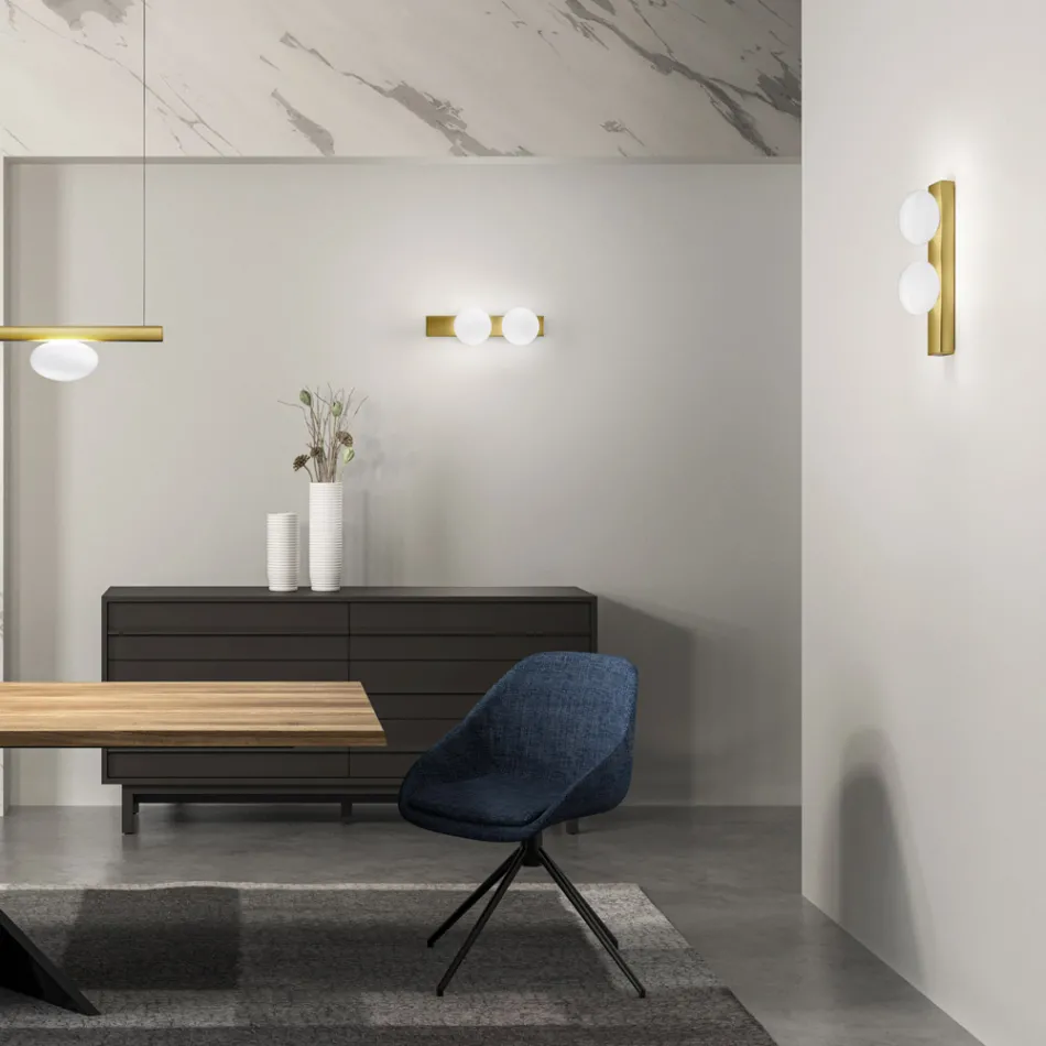 Applique ou plafonnier en aluminium et verre soufflé blanc - Alma Viadurini