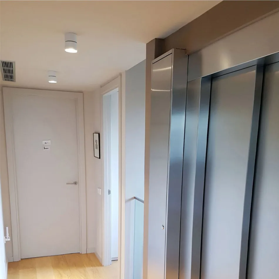 Applique murale décorative ronde Led 7W en aluminium blanc ou noir - Chine Viadurini