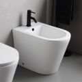 Bidet monotrou sur pied Salice en céramique blanche au design moderne et élégant