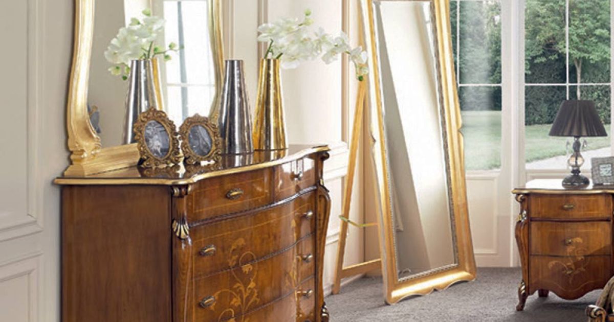 Table De Chevet Baroque En Bois – Incrustations – Poignées Laiton – Style Rococo