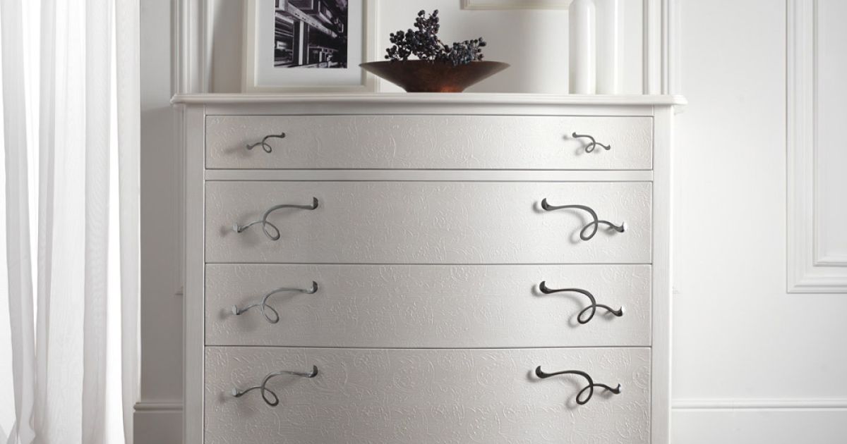 Commode en Bois Blanc Perle avec Relief et Poignées Chromées