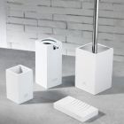 Composition d'accessoires de salle de bain en polyrésine avec inserts chromés - Freccia Viadurini