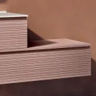 Composition de salle de bains avec tiroirs, lavabo et miroir rose poudré - Elios Viadurini