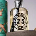 Composition de salle de bain noire avec meuble en teck et accessoires de qualité - Sylviane Viadurini