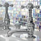 Paire de robinets de lavabo en laiton design vintage fabriqués en Italie - Elisea Viadurini