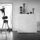 conception Buffet avec 2 portes modèle blanc, noir ou or Flora Viadurini