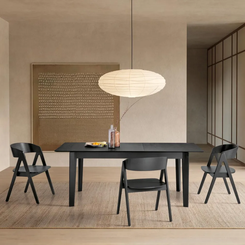 Deux chaises Vesta avec une finition effet bois et un dossier incurvé, disponibles en deux coloris. Viadurini