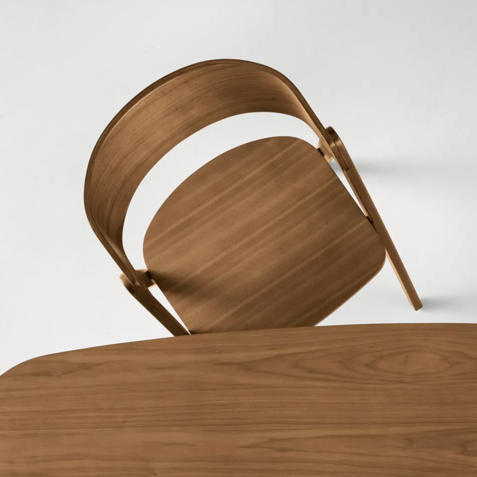 Deux chaises Vesta avec une finition effet bois et un dossier incurvé, disponibles en deux coloris. Viadurini