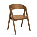 Deux chaises Vesta avec une finition effet bois et un dossier incurvé, disponibles en deux coloris.