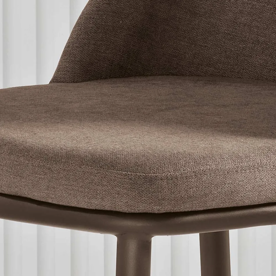 Deux fauteuils rembourrés avec une structure en métal et un design équilibré - Soie Viadurini