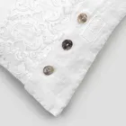 Housse de coussin carrée blanche avec dentelle et boutons de luxe italiens - Logos Viadurini