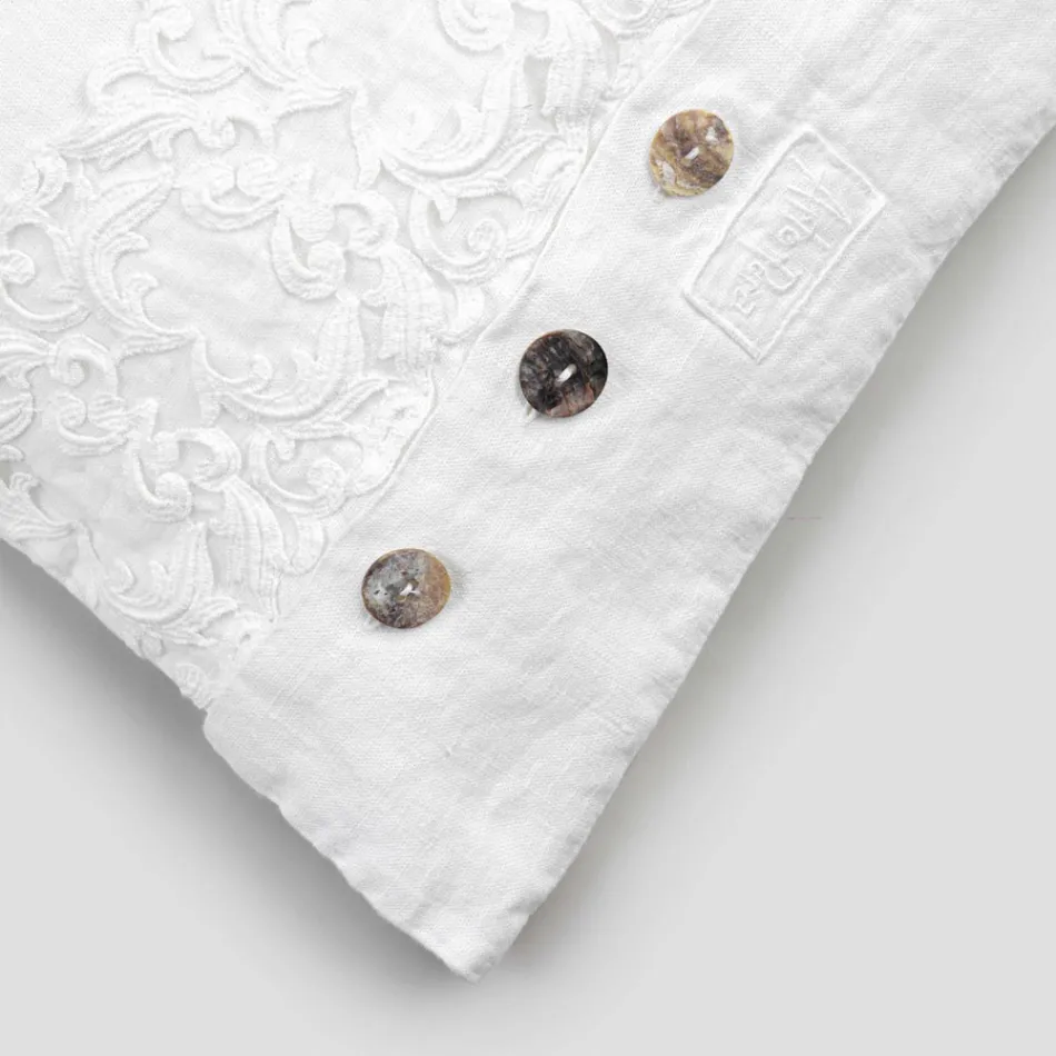 Housse de coussin carrée blanche avec dentelle et boutons de luxe italiens - Logos Viadurini