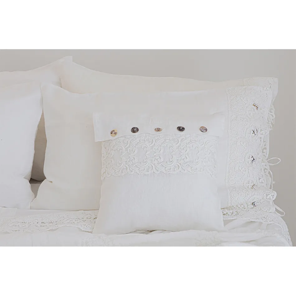 Housse de coussin carrée blanche avec dentelle et boutons de luxe italiens - Logos Viadurini