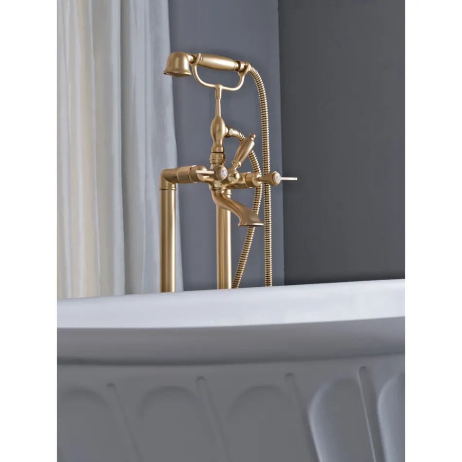 Baignoire sur pieds avec douchette et flexible Made in Italy - Milano Viadurini