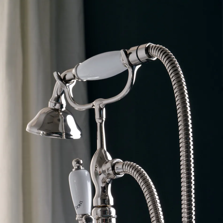 Baignoire sur pieds avec porte-serviettes et douchette Made in Italy - Turin Viadurini