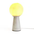 Lampe conique avec sphère blanche et base en marbre fabriquée en Italie - Tobio Viadurini