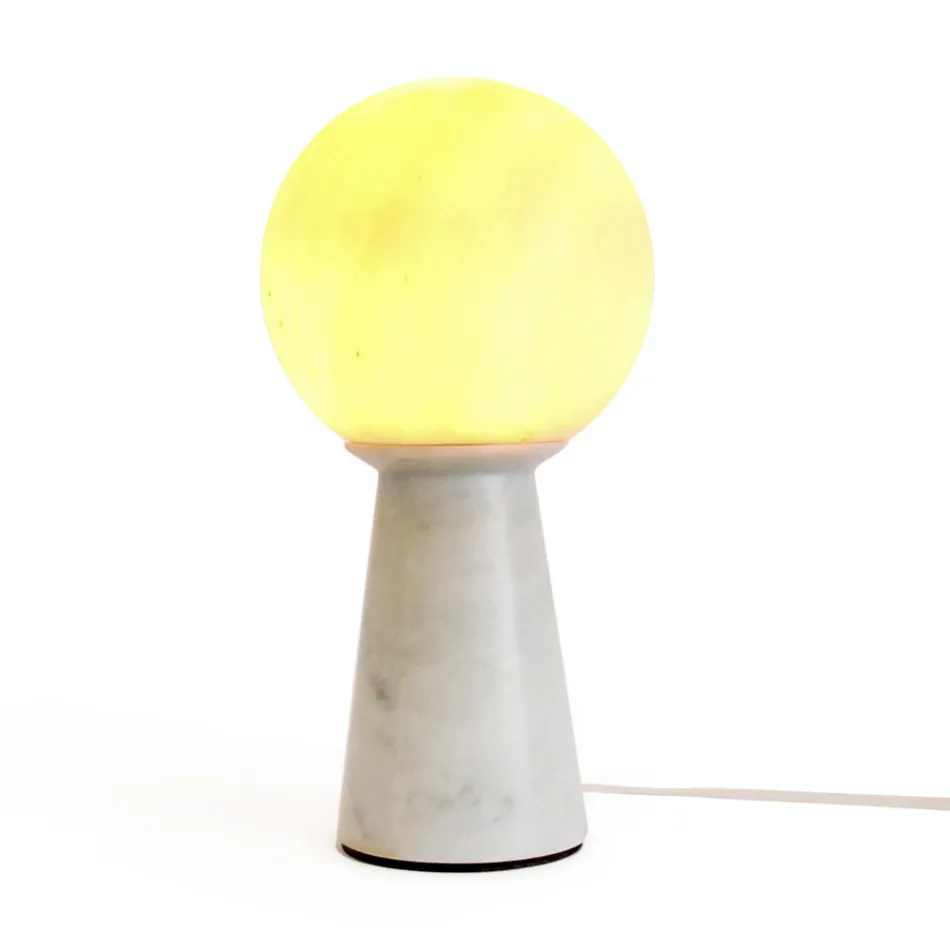 Lampe conique avec sphère blanche et base en marbre fabriquée en Italie - Tobio Viadurini