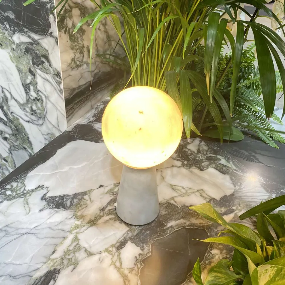 Lampe conique avec sphère blanche et base en marbre fabriquée en Italie - Tobio Viadurini