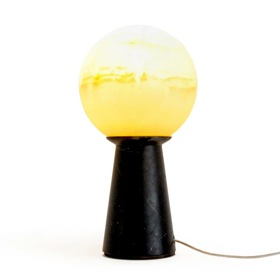 Lampe conique avec sphère blanche et base en marbre fabriquée en Italie - Tobio Viadurini