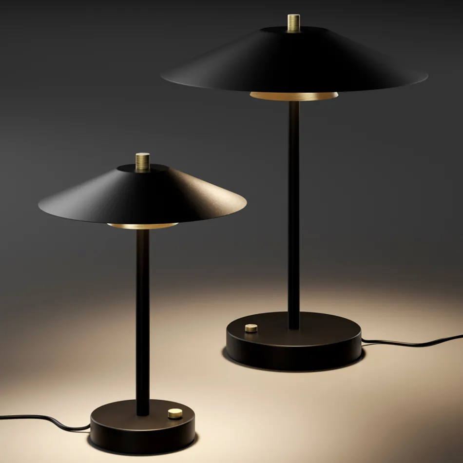 Lampe de table Mira en métal avec différentes finitions, fabriquée en Italie Viadurini