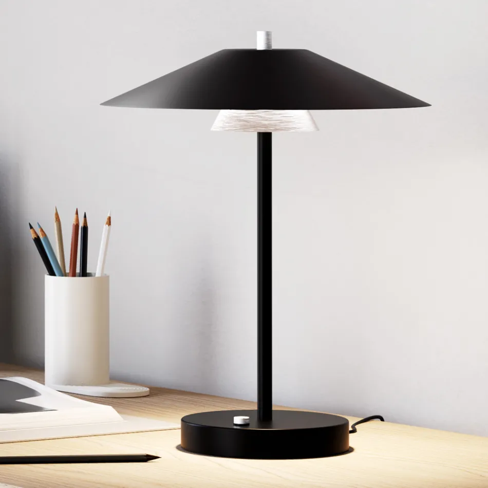 Lampe de table Mira en métal avec différentes finitions, fabriquée en Italie Viadurini