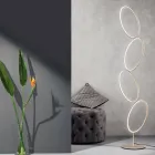 Lampadaire en métal finition dorée avec LED à intensité variable - Raissa Viadurini