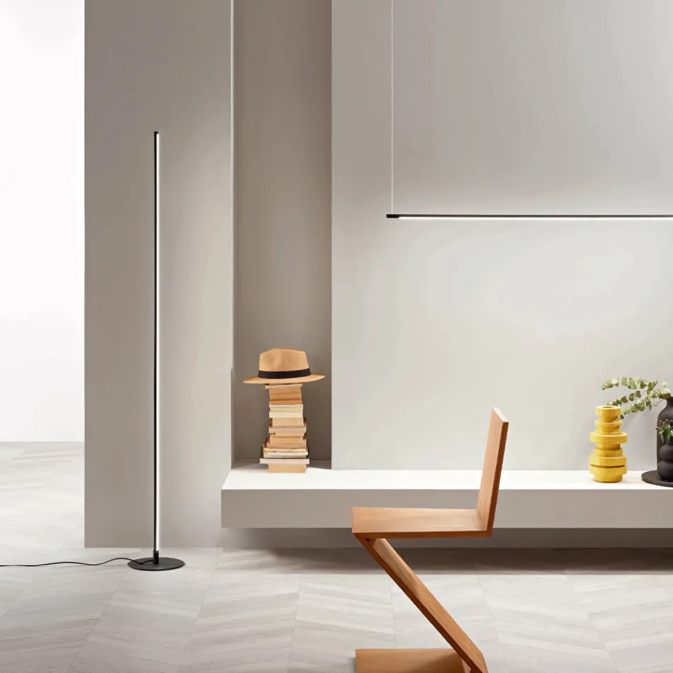 Lampadaire en Métal Peint Noir avec Lumière Led - Orange Viadurini