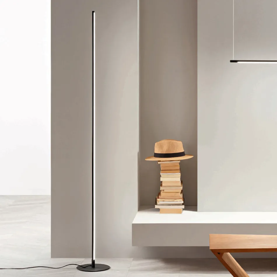 Lampadaire en Métal Peint Noir avec Lumière Led - Orange Viadurini