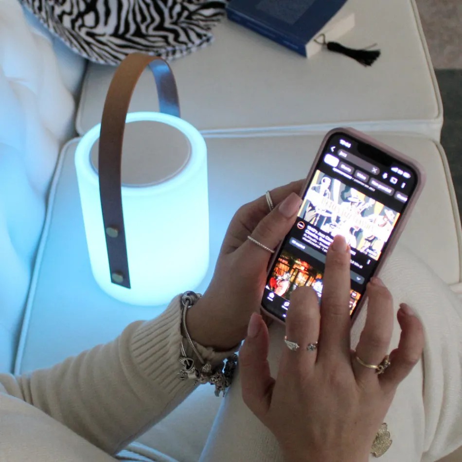 Lampe design portable pour l'extérieur avec LED multicolores, haut-parleur Bluetooth et télécommande (IP44) Viadurini