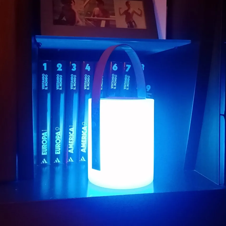 Lampe design portable pour l'extérieur avec LED multicolores, haut-parleur Bluetooth et télécommande (IP44) Viadurini