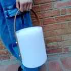 Lampe design portable pour l'extérieur avec LED multicolores, haut-parleur Bluetooth et télécommande (IP44) Viadurini