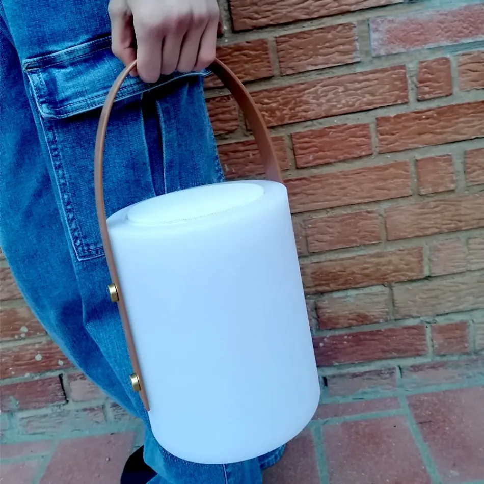 Lampe design portable pour l'extérieur avec LED multicolores, haut-parleur Bluetooth et télécommande (IP44) Viadurini