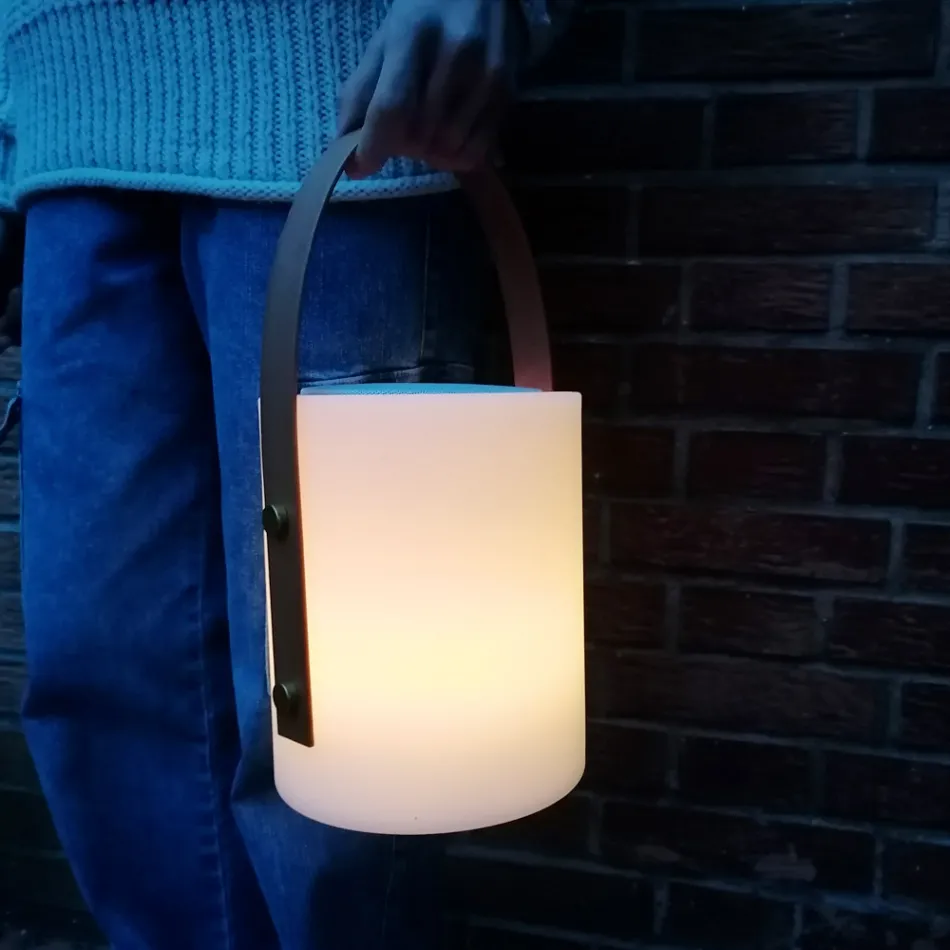 Lampe design portable pour l'extérieur avec LED multicolores, haut-parleur Bluetooth et télécommande (IP44) Viadurini