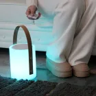 Lampe design portable pour l'extérieur avec LED multicolores, haut-parleur Bluetooth et télécommande (IP44) Viadurini