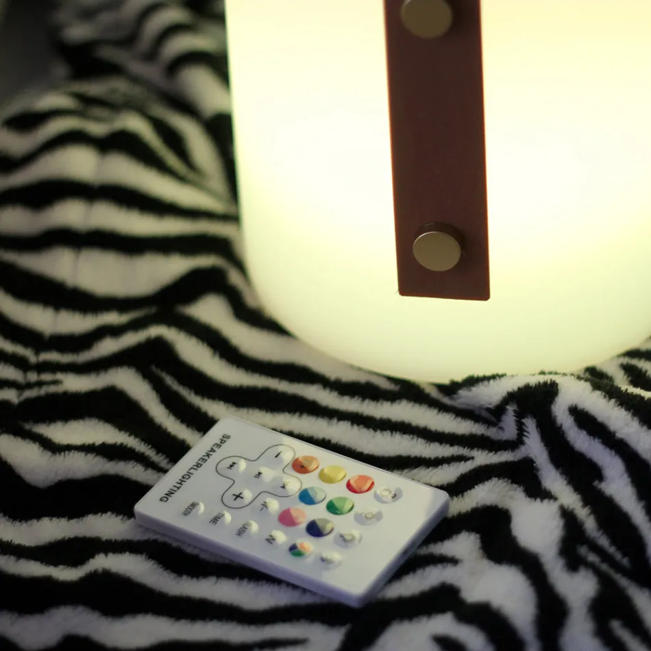Lampe design portable pour l'extérieur avec LED multicolores, haut-parleur Bluetooth et télécommande (IP44) Viadurini