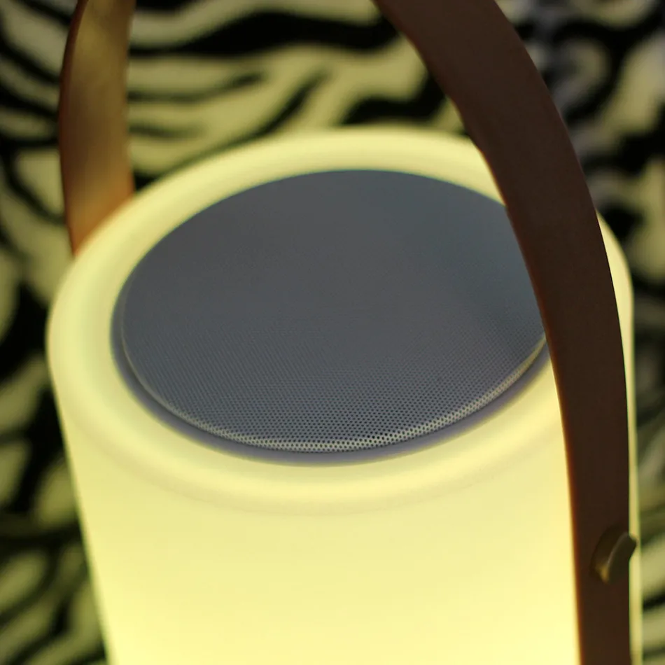 Lampe design portable pour l'extérieur avec LED multicolores, haut-parleur Bluetooth et télécommande (IP44) Viadurini