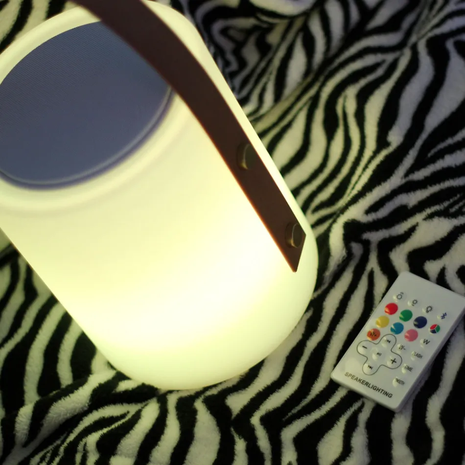 Lampe design portable pour l'extérieur avec LED multicolores, haut-parleur Bluetooth et télécommande (IP44) Viadurini