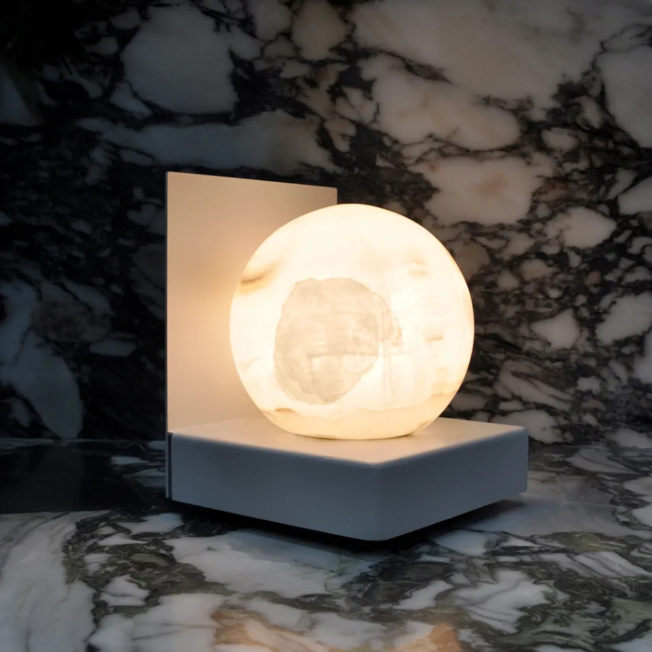 Lampe en métal avec sphère blanche en marbre satiné fabriquée en Italie - Issei Viadurini