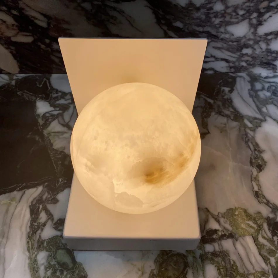 Lampe en métal avec sphère blanche en marbre satiné fabriquée en Italie - Issei Viadurini
