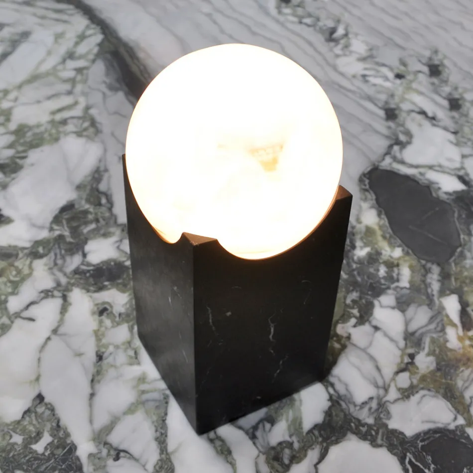Lampe rectangulaire avec sphère blanche et base en marbre fabriquée en Italie - Koshi Viadurini