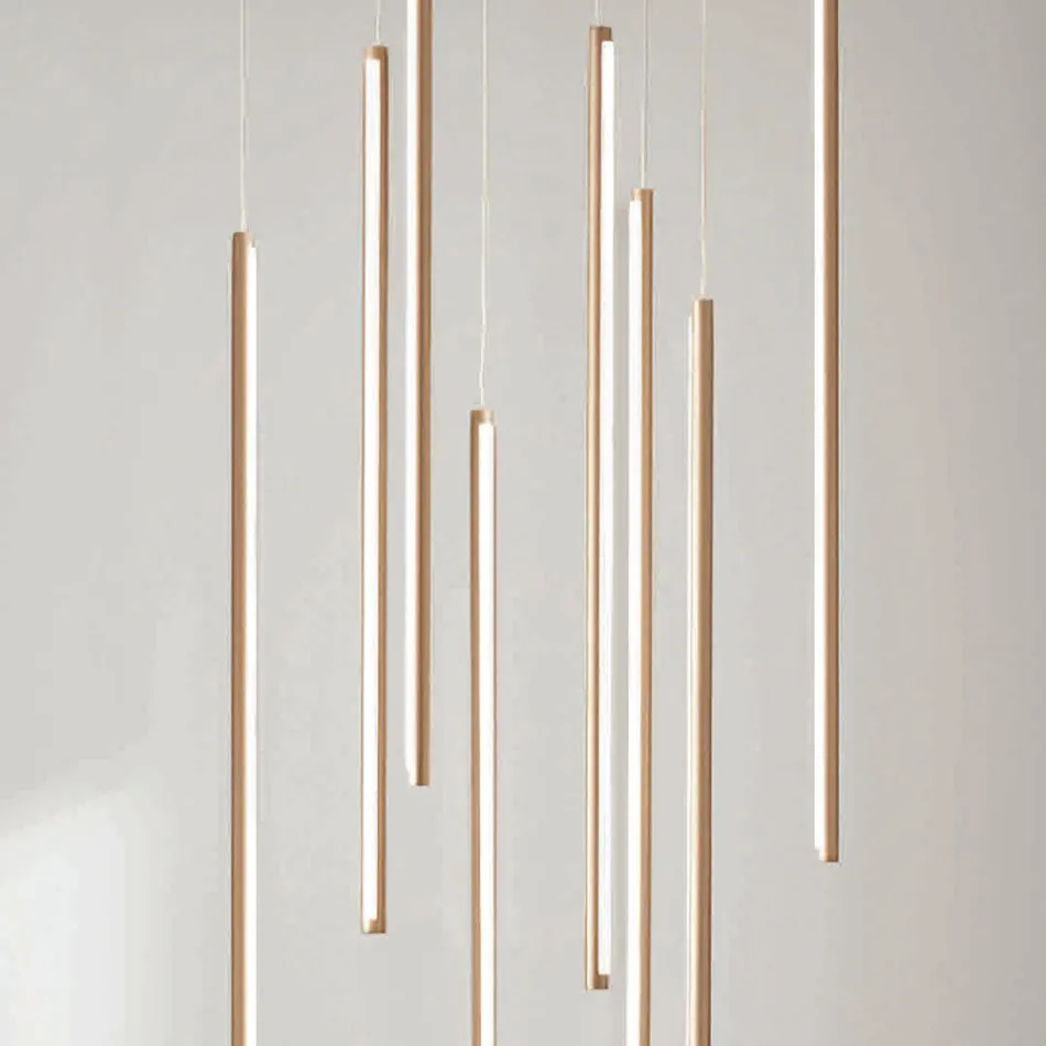 Lustre à 8 lumières LED en métal peint doré et câbles réglables - Orange Viadurini