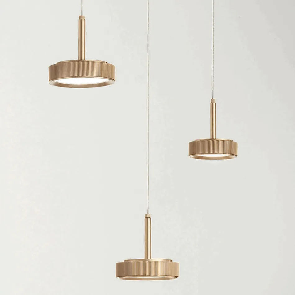 Lustre à base ronde en métal peint doré et lumière LED - Charme Viadurini