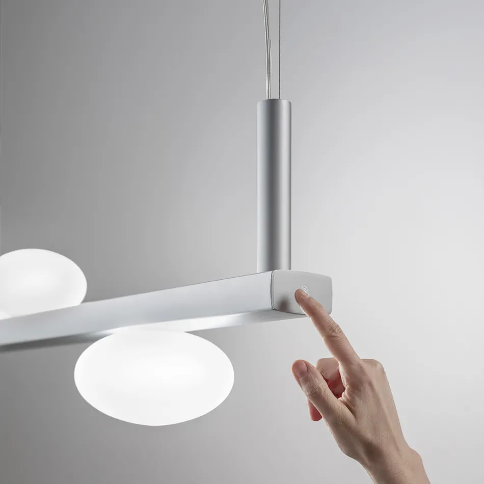 Lustre en aluminium avec lumière en verre soufflé blanc - Alma Viadurini